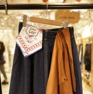 リーのデニムスカートはバッグにディアスキンがデザインされている（1万3,200円）