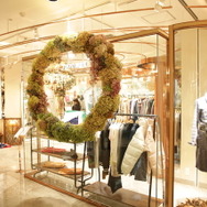 ファサードの装花は、花時計の糟谷健一郎によるもの