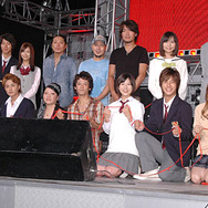 『赤い糸』キャスト陣11名と主題歌を歌う「HY」のメンバー5名の総勢16名が壇上に上がり会場は大盛り上がり。
