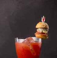 ZATTAのBBQ風味のブラッディメアリーは、マドラーに小さなハンバーガーが添えられており、カクテルがハンバーガーのソース代わりになるというアイコニックな一杯。