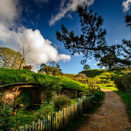 ホビット庄-(C) “Hobbiton Movie Set Tours” for Hobbiton