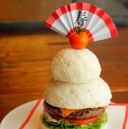 お正月を祝う「福ごはん」その1、ハンバーガー「エーエス クラシックス ダイナー」にて開運「鏡餅 BURGER」 1,404 円（税込）が食べられる。