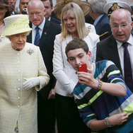 エリザベス女王とセルフィーする青年-(C) Getty Images