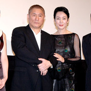 『アキレスと亀』試写会で舞台挨拶に立った麻生久美子、北野武監督、樋口可南子、柳憂怜。