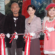 『まぼろしの邪馬台国』キャンペーンバス出発式。（左から）堤幸彦監督、竹中直人、吉永小百合、柳原可奈子。