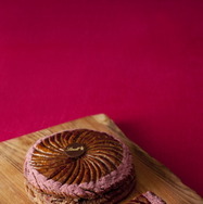 リンツの2015年ガレット・デ・ロワは、チョコレート使いにこだわったフランボワーズ風味に仕上がった。