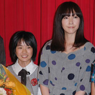 『コドモのコドモ』初日舞台挨拶にて　主演の甘利はるなと麻生久美子。