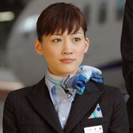 劇中のキャビンアテンダントの制服姿で登場した綾瀬はるか。
