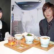 『しあわせのかおり』公開記念メニューを前に笑顔の田中圭さんとシネマカフェ読者を代表してインタビューを行った廣津幸恵さん。