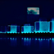 発光加工が施してあるため、夜になると暗闇の中で幻想的な青白い光を放つ。