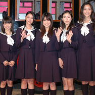 『櫻の園』完成披露イベント。（左から）柳下大、大島優子、武井咲、福田沙紀、寺島咲、杏、はねゆり。
