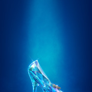 ディズニー新作実写映画『シンデレラ』。スワロフスキーが衣装デザイナーであるサンディ・パウエルとパートナーシップを組み、「ガラスの靴」をデザイン、制作した。&copy; 2015 Disney Enterprises, Inc. All Rights Reserved.4月25日（土）全国公開