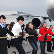 綾瀬はるか、田辺誠一、矢口史靖監督と乗客が関西国際空港で飛行機と綱引き！