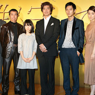『誰も守ってくれない』完成会見（左より）君塚良一監督、佐々木蔵之介、柳葉敏郎、志田未来、佐藤浩市、松田龍平、石田ゆり子、佐野史郎