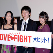 『ラブファイト』初日舞台挨拶。（左から）大沢たかお、桜井幸子、林遣都、北乃きい、成島出監督。