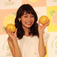相武紗希が、フロリダ産グレープフルーツを両手に持っているところ