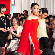 豪華女優陣の中でも輝く…宮沢りえの“赤”／第38回日本アカデミー賞