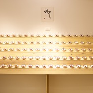 「立ち喰い梅干し屋」梅干しを100個並べた展示イメージ。