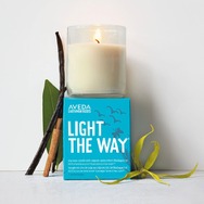 「アヴェダ（AVEDA）」のオーガニック アロマ キャンドル“希望の光”-LIGHT THE WAY- 「アースマンス キャンドル 2015」（1,512円）。「アヴェダ アースデー月間」の活動の一環として販売され、売り上げはすべて40か国以上で実施される地域密着型水プロジェクトのサポートに使われる。