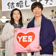“YES・NO枕”をもった内村光良＆木村多江／ドラマ「ボクの妻と結婚してください。」記者会見