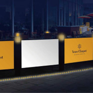 ヴーヴ・クリコのブランドカラーであるイエローのパラソルやカウンターを配置し、 ヴーヴ・クリコの世界観を表現している。