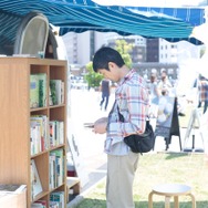 象の鼻テラス。MAMEBOOKSと旅するカフェCAFE Ryusenkeiがつくりだす特別な図書館「海辺の図書館」も開館。Photo：Mito Ikeda