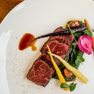 IHG「食の親善大使」メニュー。モダン・オーストラリア料理「和牛のグリル 季節の野菜と季節のソース添え」。