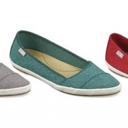 カリフォルニア発Sanukから「ポップなフリンジシューズ」が日本上陸！