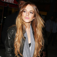 13日に恋人のサマンサ・ロンソンと共にハリウッドにあるバーに出かけた際のリンジー -(C) Splash/AFLO