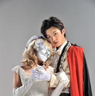 「手裏剣戦隊ニンニンジャー」で“日本でドラキュラ役を演じる俳優のSILVER“役を務めるSHINさん