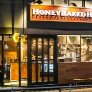 「ハニーベイクド・ハム」日本１号店は、8月6日（金）東京・虎ノ門にオープン！