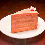 ホワイトチョコレートのミルキーな風味に仕上がったかわいいピンクのチョコレートケーキ「ピンクケーキ」（980円）。
