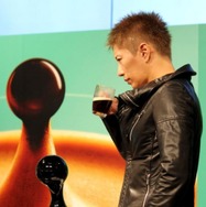 GACKTが、最新マシンで淹れたコーヒーの香りをかいでる様子