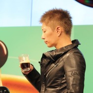 GACKTが、最新マシンで淹れたコーヒーを試飲