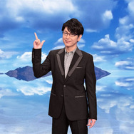 「テレビ未来遺産　地球絶景ミステリー！」MCを務める及川光博 - (C) TBS