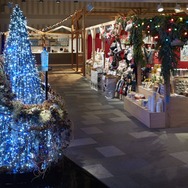 クリスマスマーケット会場エントランスには、スター・オブ・ボンベイをイメージしたクリスマスツリーが設置される。
