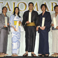 『TAJOMARU』完成報告会見にて（左から）中野監督、やべきょうすけ、柴本幸、小栗旬、田中圭、松方弘樹、山本プロデューサー