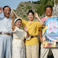 『真夏の夜の夢』沖縄先行上映。（左から）平良進、平良とみ、蔵下穂波、中江裕司監督