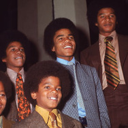 1970年、NAACPイメージ・アワードを受賞した際のジャクソン5（左から）マーロン、ジャーメイン、マイケル、ティト、ジャッキー -(C) Hulton/Getty Images/AFLO
