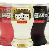 「コパ・ディ・ヴィーノ」は187mlの飲みきりサイズで、ブドウの品種ごとに7種のラインナップを揃える。