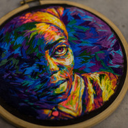 マスクやラケットに愛らしい刺繍。写真家でありデザイナー、VJの顔も持つアフリカ人女性アーティスト