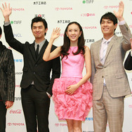 『台北に舞う雪』会見にて（左から）フォ・ジェンチイ監督、チェン・ボーリン、トン・ヤオ、トニー・ヤン、モー・ズーイー