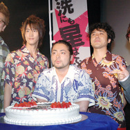 『大洗にも星はふるなり』舞台挨拶。誕生日を祝うケーキを囲む（左から）福田雄一監督、白石隼也、山田孝之、ムロツヨシ