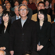 就職活動中の学生たちと共に写真に収まる木村大作監督