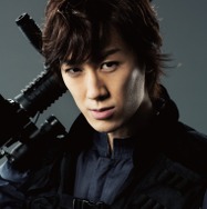 RYO役　青柳塁斗舞台版「こちら葛飾区亀有公園前派出所」（C）秋本治・アトリエびーだま／集英社（C）舞台版「こちら葛飾区亀有公園前派出所」製作委員会2016