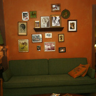 実家セットの部屋の壁には家族写真などが。ウェスティン家の複雑な過去にも注目！