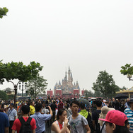 オープン直後の上海ディズニーランド、遠くに大きなお城が