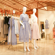 JILL STUART THE ALICE IN WONDERLAND COLLECTION ドレス（写真左）は伊勢丹三越限定品。価格は15万1200円