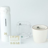 左より、「GINZA20周年ハンディステンレスボトルホワイト500ml」4,600円、「スターバックス カード GINZA20周年」1,000円以上の入金で発行可能（松屋銀座を除く）、「GINZA20周年マグ390ml」1,400円。「GINZA20周年グラスマグ400ml」1,500円