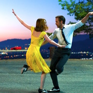 『LA LA LAND』（原題）　Photo credit:  EW0001: Sebastian (Ryan Gosling) and Mia (Emma Stone) in LA LA LAND.  Photo courtesy of Lionsgate.（C） 2016 Summit Entertainment, LLC. All Rights Reserved.